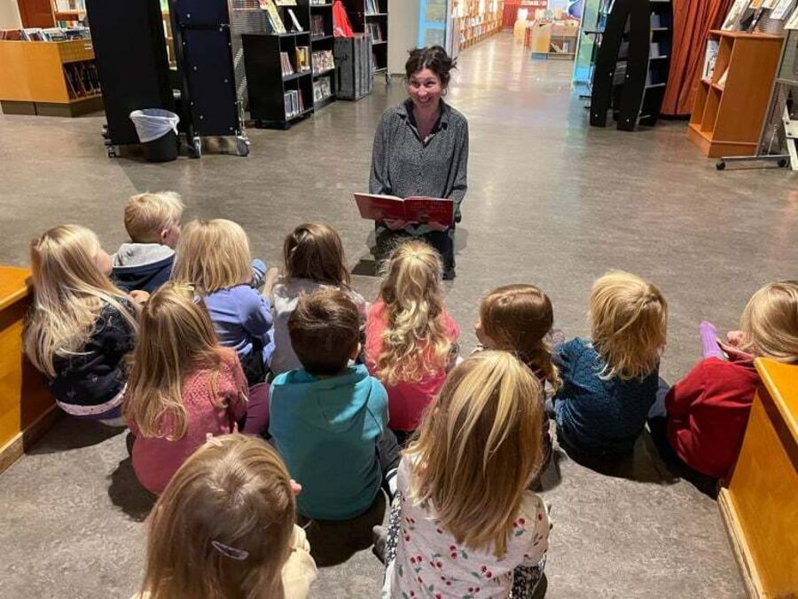 bilde av bibliotekar som  leser for barn
