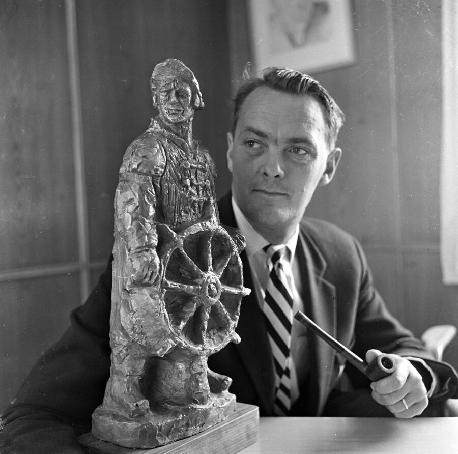 Foto: Åsgeir Valldal / Norsk Folkemuseum Bilde av Erik Bye som ser på en statue av en sjømann