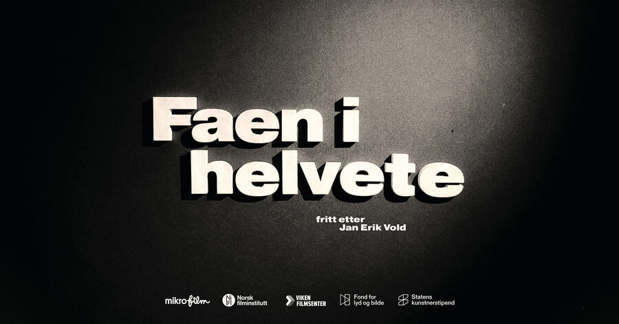 Grafikk med filmens tittel, "Faen i Helvete", skrevet på grå bakgrunn.