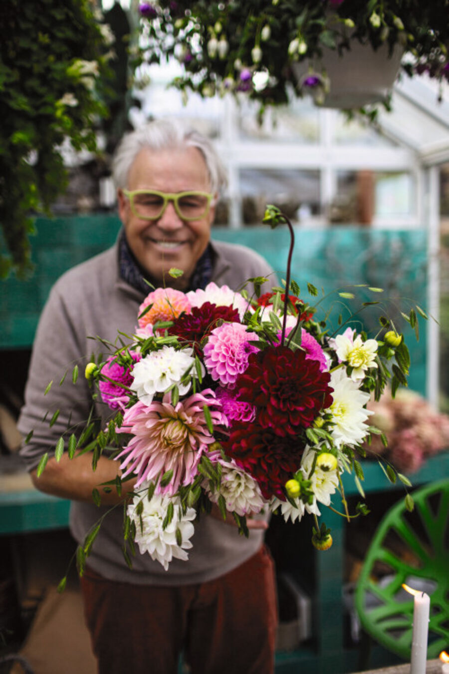 Finn Schøll med blomsterbukett 