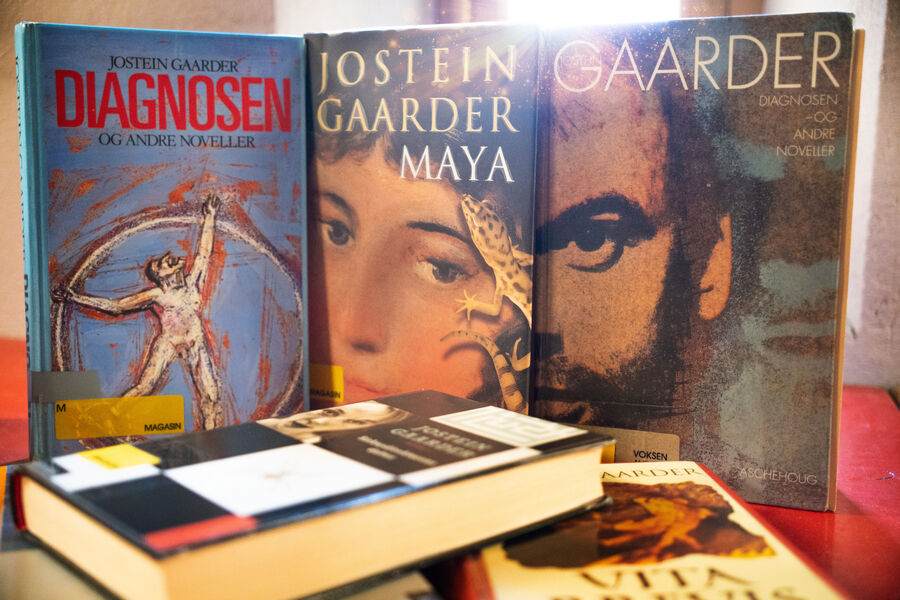 Bilde av mange av Gaarders bøker, blant annet Maya og Diagnosen
