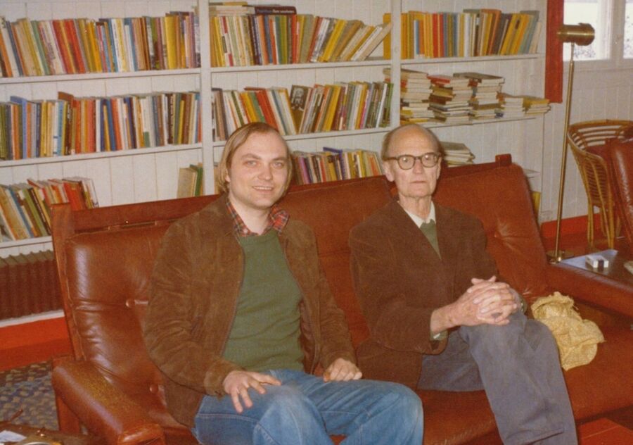 Bilde av Jørn Enger og Johan Borgen sittende i en sofa
