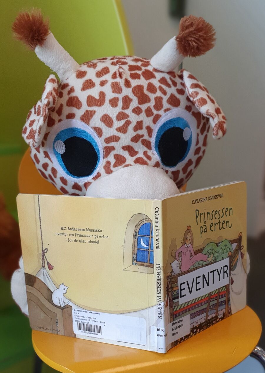 Sjiraff leser bok (illustrasjonsfoto for lesestund for barn) 
