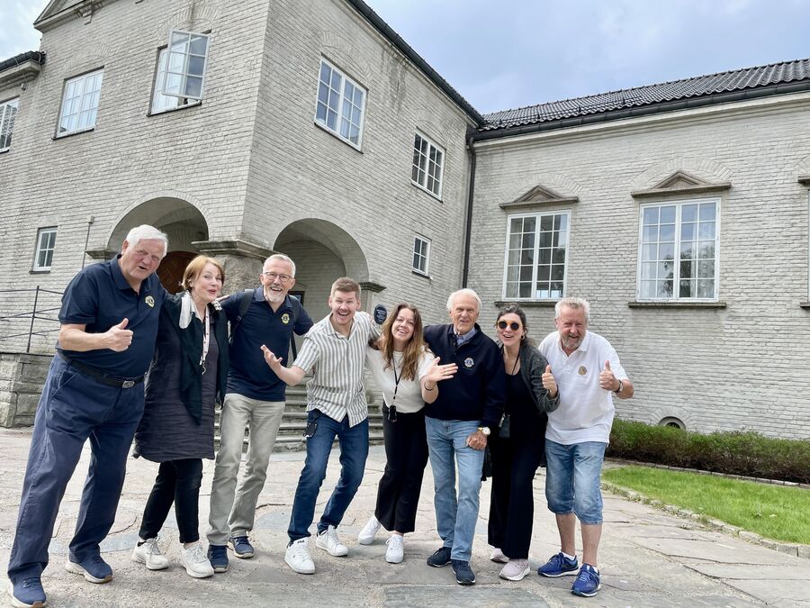 Fra venstre: Jan Georg Lund, Hanne Utne, Fredrik Ellefsen, Perry Aarti Olsen, Ingvild Kjølstad, Erik Martinsen, Elise Van Nuys og Tom Hilding Johnsen. 