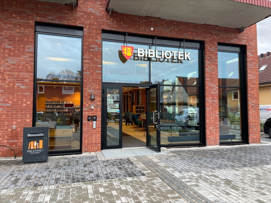 Nye Gressvik bibliotek med åpen dør