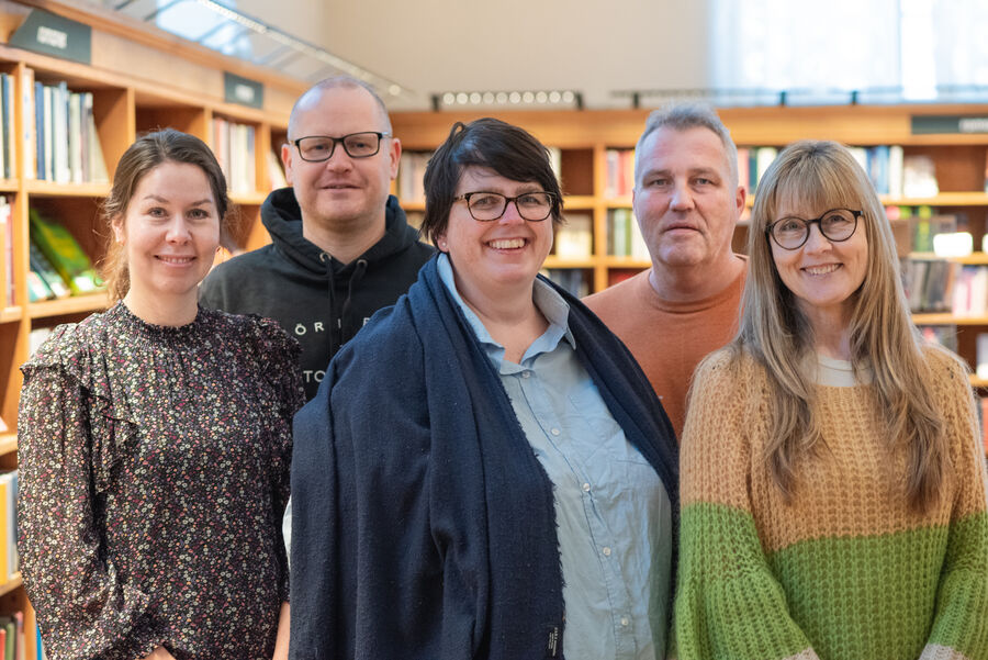 Økonomiske rådgivere fra Fredrikstad kommune, NAV, fem stykk, tre damer, to menn, i bibliotekets lokaler 