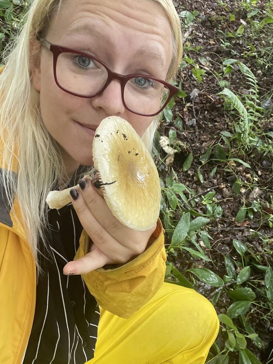 Silje Louise Waters Silje Louise Waters i naturen med sopp