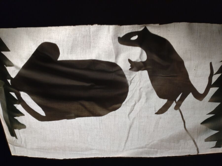 Skyggeteater hvor du ser konturen av en skinnvott og en mus