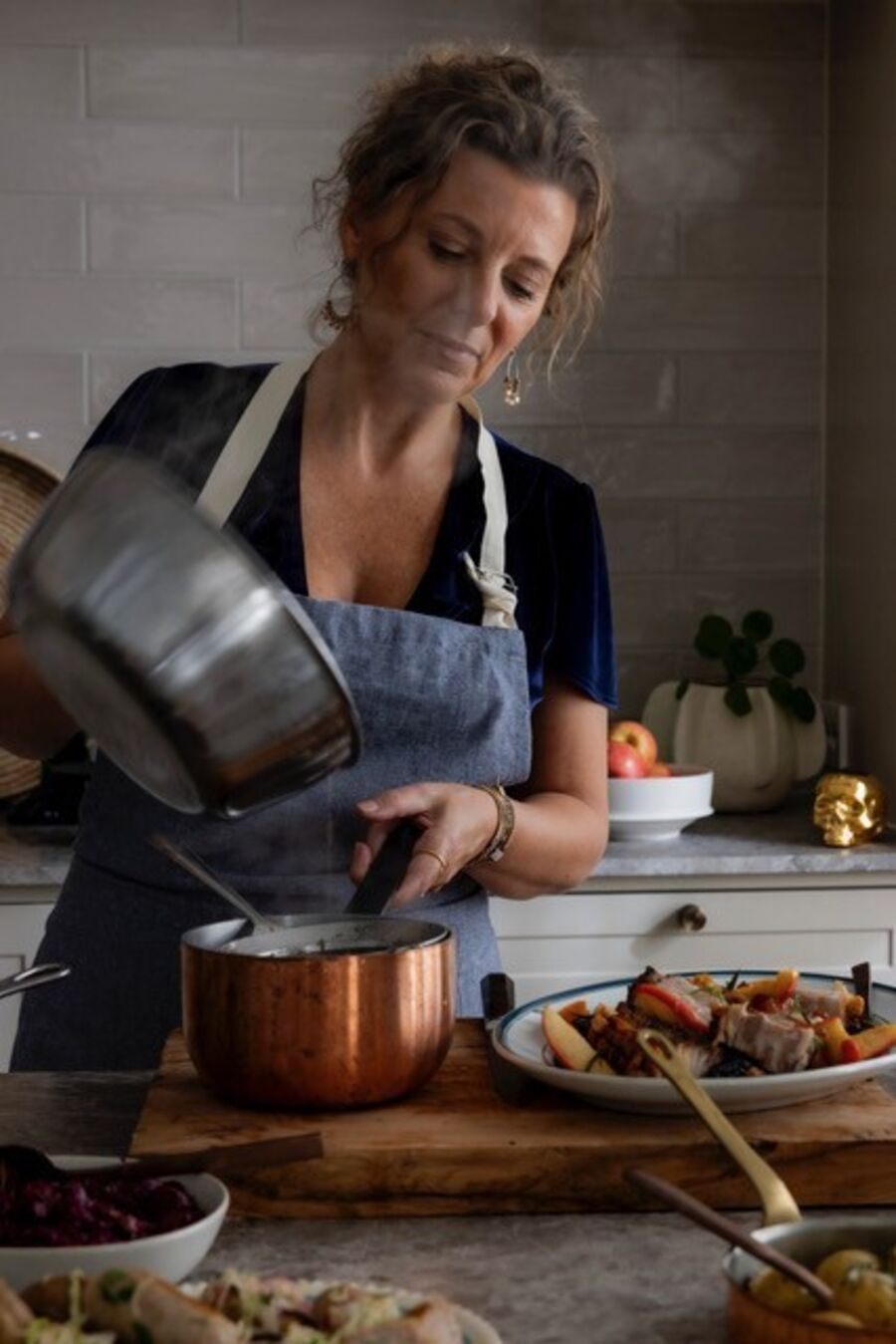 Bilde av Lise Finckenhagen som lager mat