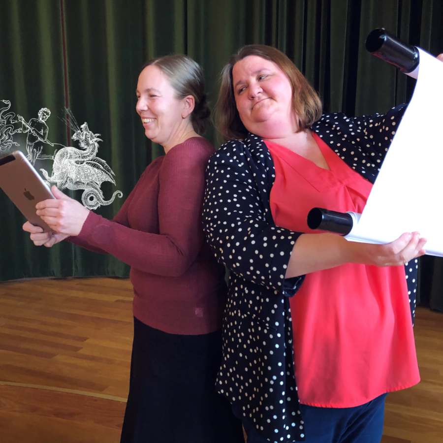 Bilde av bibliotekarene Camilla og Linda som står rygg til rygg mens Linda leser fra en skriftrull og Camilla holder opp en iPad med lysende bilder av greske myteskikkesler som en kentaur og Medusa