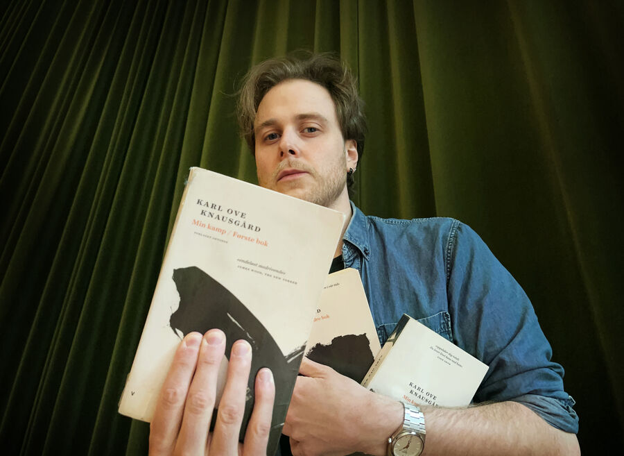 Bibliotekar Thorbjørn holder fram første bind i Min Kamp-serien til Karl Ove Knausgård
